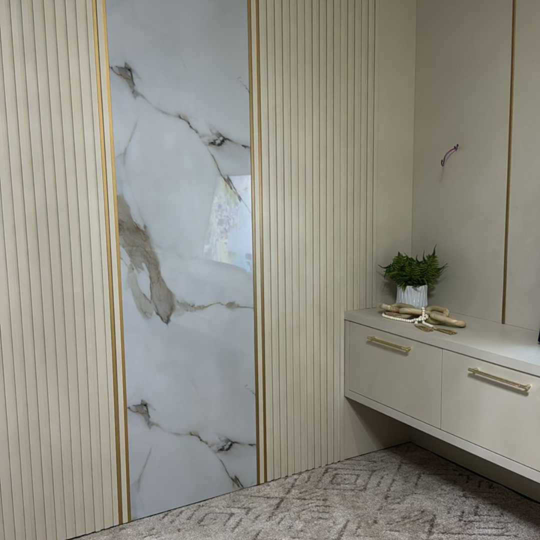 Revestimento Decorativo Premium | Placa Marmorizada Bianco Oro | 2,44m x 1,22m - 2,97m² de cobertura