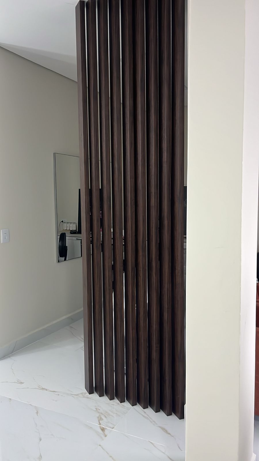 Divisória de Ambientes Leve Decorativa WPC - Imbuia | 10cm x 3,5cm x 2,70m