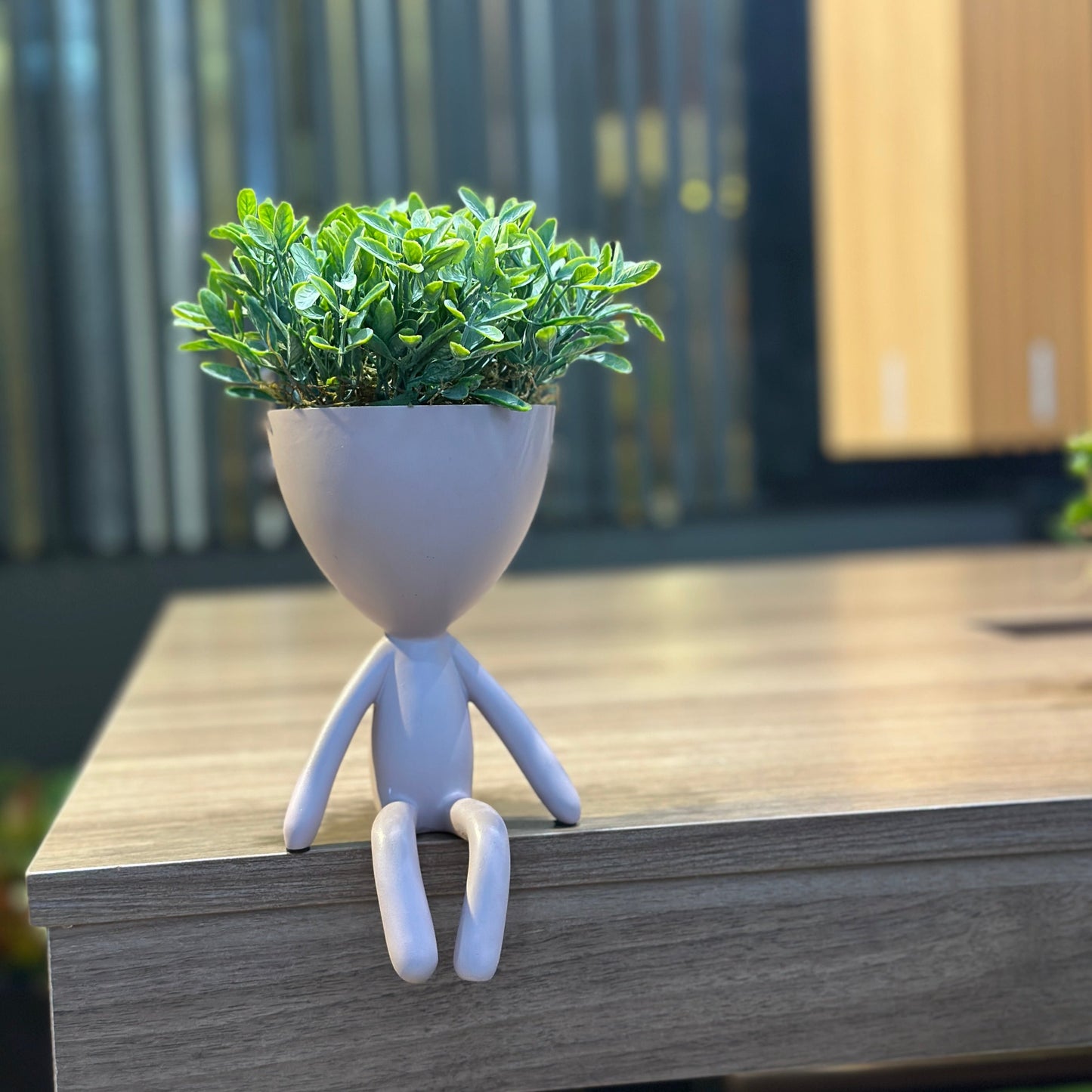 Vaso Mini Cinza Decorativo Boneco Sentado com Folhagem Permanente