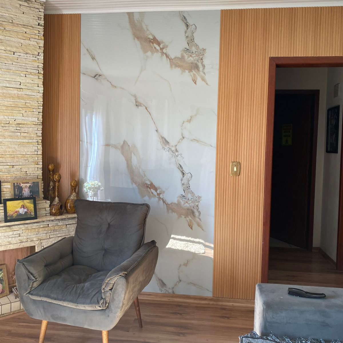 Revestimento Decorativo Premium | Placa Marmorizada Bianco Oro | 2,44m x 1,22m - 2,97m² de cobertura