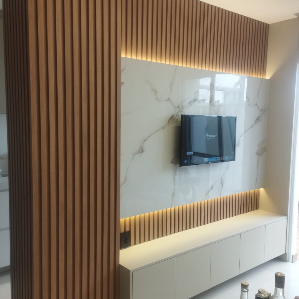 Revestimento Decorativo Premium | Placa Marmorizada Bianco Oro | 2,44m x 1,22m - 2,97m² de cobertura