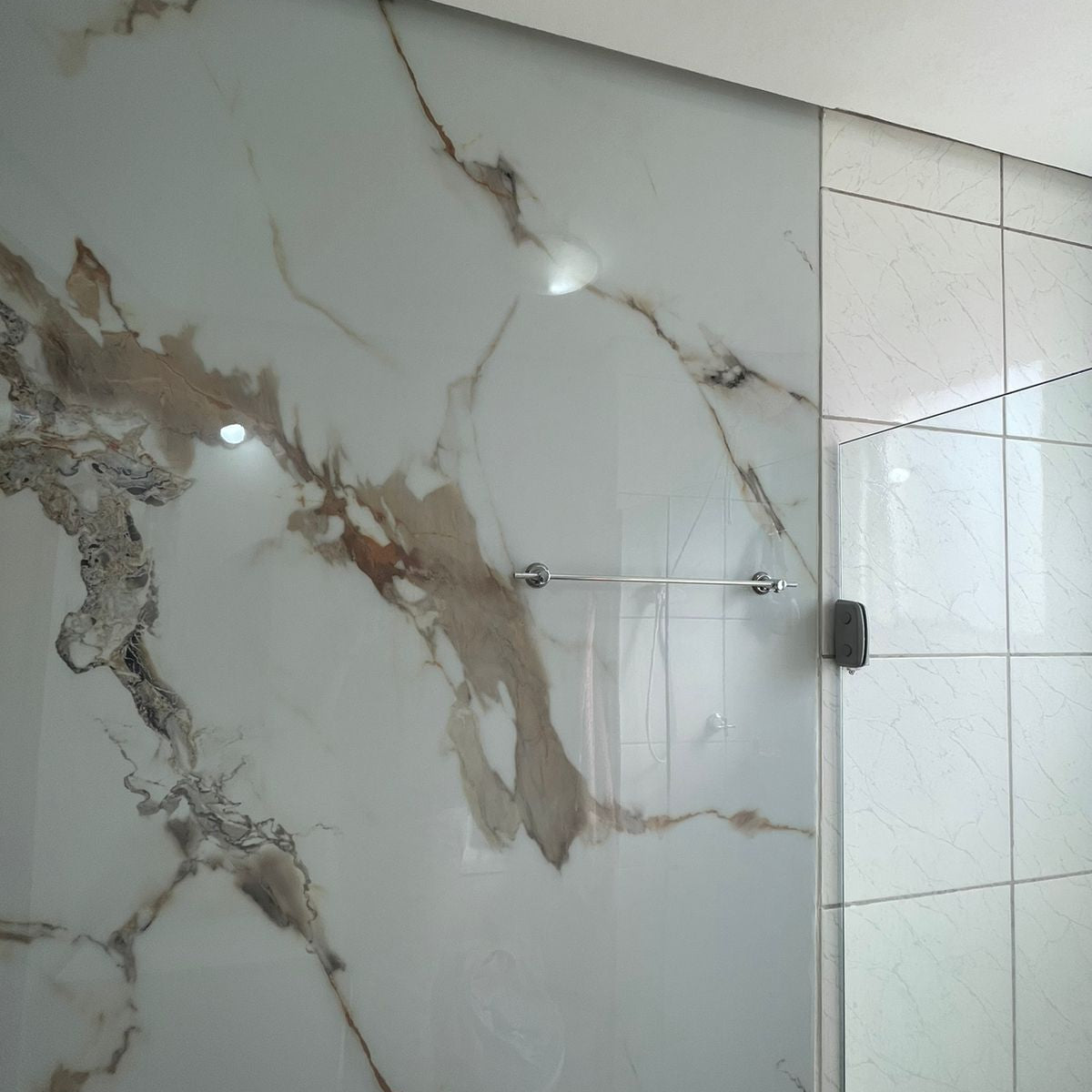 Revestimento Decorativo Premium | Placa Marmorizada Bianco Oro | 2,44m x 1,22m - 2,97m² de cobertura