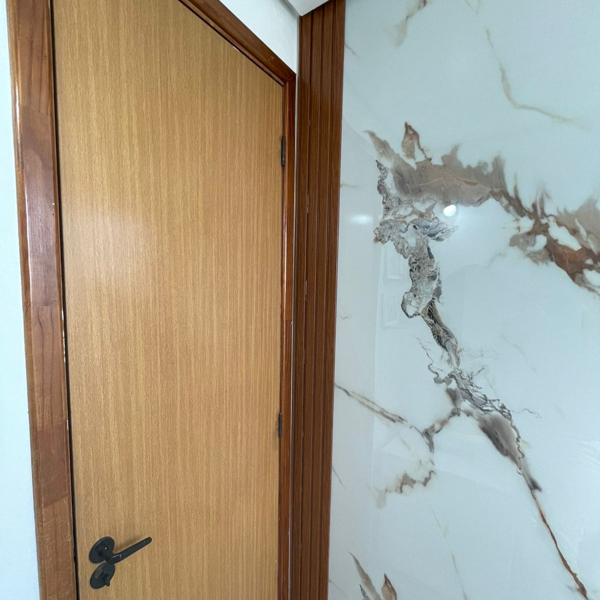 Revestimento Decorativo Premium | Placa Marmorizada Bianco Oro | 2,44m x 1,22m - 2,97m² de cobertura