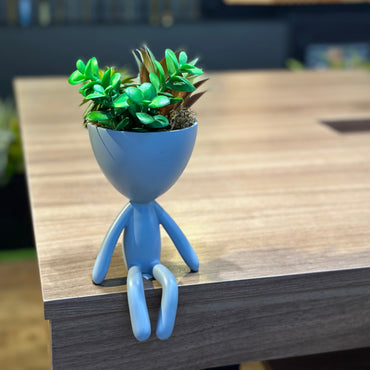Vaso Mini Cinza Decorativo Boneco Sentado com Planta Suculenta Permanente